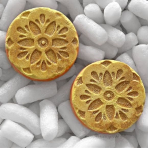 Lush - Rangoli Dreams - Bath Bomb - Picture 2 of 5